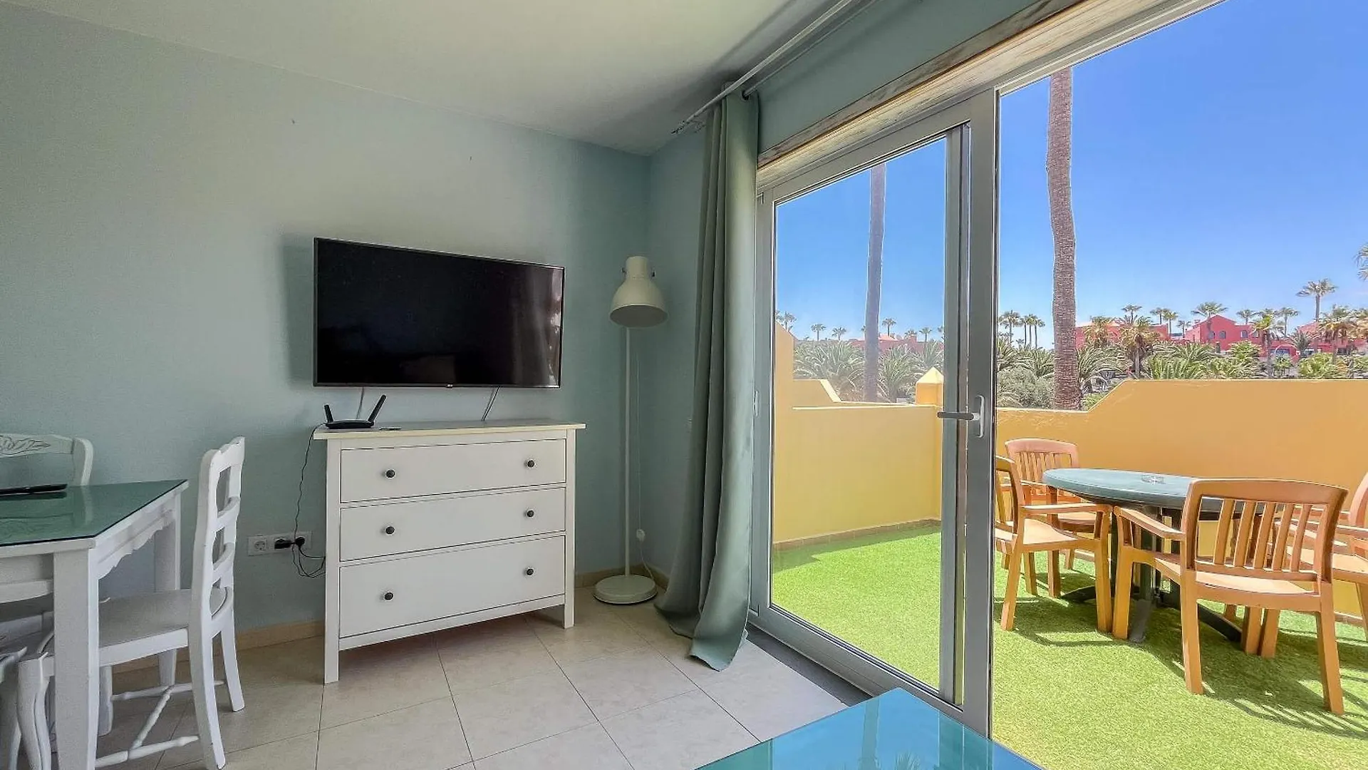 Oasis Royal 13 apartamento vista piscina Corralejo by Lightbooking