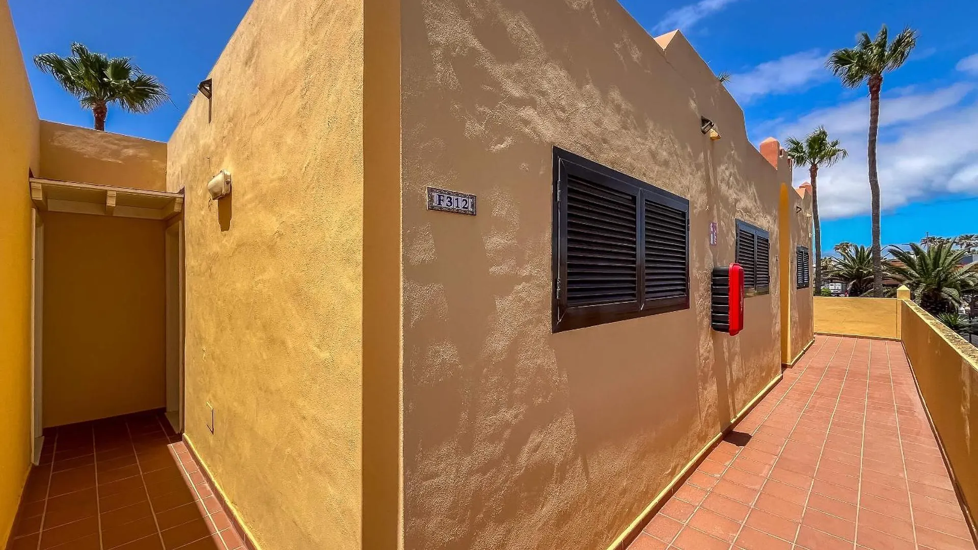 Oasis Royal 13 apartamento vista piscina Corralejo by Lightbooking